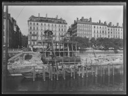 Quai de la Pêcherie et démolition de l'ancien pont de la Feuillée