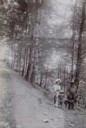 Forêt près d'Augerolles, Louis-Ennemond, Julie Reverdy et Fernand Reverdy, la chienne Mira