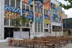 Terrasse et fresque de Yakes