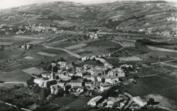 Légny et Le Bois d'Oingt (Rhône). - Vue générale aérienne