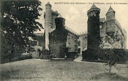 Montmelas (Rhône). - Le Château, cour d'honneur