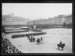 Lyon, une revue à Bellecour : l'infanterie, les zouaves