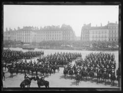 Lyon, une revue à Bellecour : la cavalerie