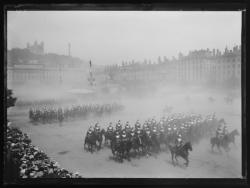 Lyon, une revue à Bellecour : la cavalerie