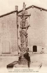 Pouilly-le-Monial (Rhône). - Croix historique de la petite place faite vers 1250
