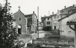 Pouilly-le-Monial (Rhône). - Le Bourg