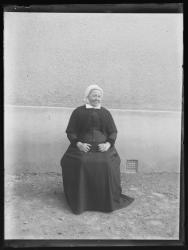 Mme veuve Jeannette Compard, portrait en pied