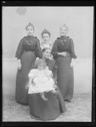 Groupe Mme Hoste et Mlles Marie et Gabrielle Hoste, Mlle Henriette Galland et Anne-Marie Dutey.