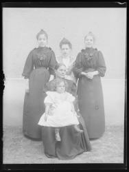 Groupe Mme Hoste et Mlles Marie et Gabrielle Hoste, Mlle Henriette Galland et Anne-Marie Dutey.