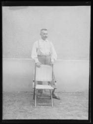 M. Louis Gorrée en bras de chemise, portrait en pied