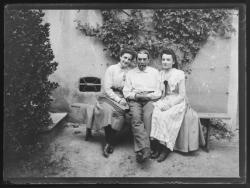 Groupe à Vassieux, M. Daniel et ses deux nièces, Mlle Fenouillet et Daniel