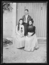 Groupe à Vassieux, Mme veuve Daniel et ses deux enfants
