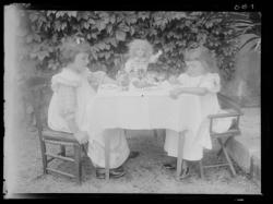 Yvonne et Anne-Marie Dutey, goûter sur petite table