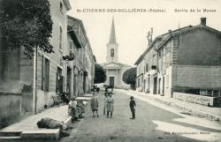 St-Etienne-des-Oullières (Rhône). - Sortie de la messe