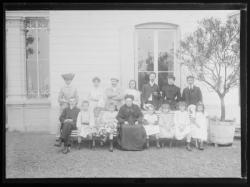 Vassieux, groupe Mme veuve Berne avec ses petits enfants chez A. Bruel