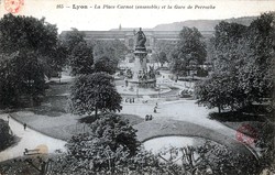 Lyon. - La Place Carnot (ensemble) et la Gare de Perrache