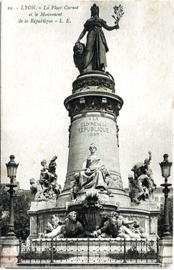 Lyon. - La Place Carnot et le monument de la République