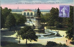 Lyon. - Monument de la République et Gare de Perrache