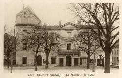 Ecully (Rhône). - La Mairie et la place