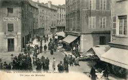 L'Arbresle (Rhône). - Rue centrale, un jour de marché