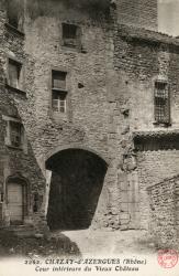 Chazay-d'Azergues (Rhône). - Cour intérieure du vieux château