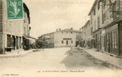 Le Bois-d'Oingt (Rhône). - Place du marché