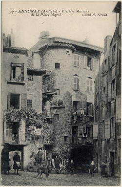 Annonay (Ardèche). - Vieilles Maisons de la Place Mayol