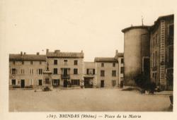 Brindas (Rhône). - Place de la Mairie