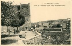 L'Arbresle (Rhône). - Cour du château et bolide trouvé dans les environs