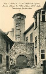 Chazay-d'Azergues (Rhône). - Ancien château des Abbés d'Ainay (XIIe siècle). - Importantes restaurations