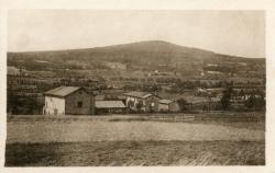 Chénelette (Rhône). - Quartier de l'église et roche d'Ajoux