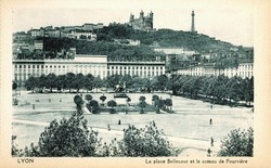 Lyon. - La Place Bellecour et le coteau de Fourvière