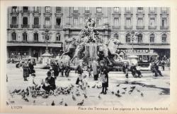 Lyon. - Place des Terreaux. - Les pigeons et la fontaine Bartholdi