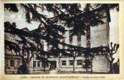 Lyon. - Maison de retraite Saint-Camille. - Façade vue sous le cèdre