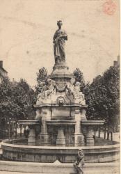 Lyon. - La Fontaine Morand et la statue de la Soierie lyonnaise