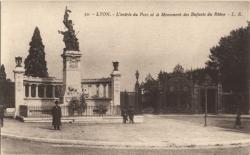 Lyon. - L'entrée du Parc et le monument des Enfants du Rhône