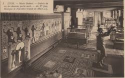 Lyon. - Musée Guimet. - Galerie du rez-de-chaussée, partie nord. - Au 1er plan, mosaïque de Fourvière trouvée en 1911