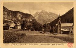 Saint-Jean-de-Sixt. - L'église et le Rocher de l'Etale (2483 m.)