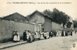 Pierre-Bénite (Rhône). - La Sortie des ouvrières de la Cristallerie