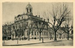 Givors-Ville (Rhône). - Hôtel de ville et place Henri-Barbusse