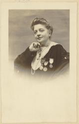 [Clotilde Bizolon décorée de la Légion d'honneur]