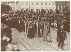 [Les funérailles du cardinal Pierre-Hector Coullié : le cortège (les facultés catholiques)]