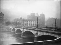 [Le pont Tilsitt sous la pluie]