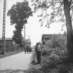 [Sur des routes de campagne]