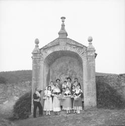 [Photographie de la chorale en groupe sous une cadole]