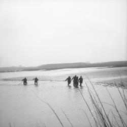 [Les pêcheurs de droite contournent la pêcherie]