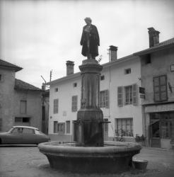 [Une Statue portant un manteau d'hiver]