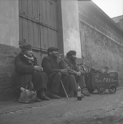 [Trois clochards sur le trottoir]