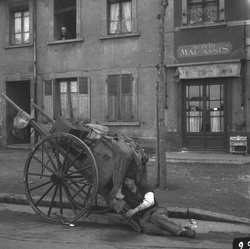 [Clochards sur le trottoir]