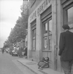 [Clochards sur le trottoir]